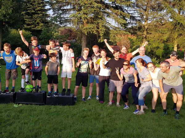 Siegerehrung zum Familien-Fussballmatch. Die Kinder haben wieder knapp aber verdient gewonnen. Siegerehrung zum Familien-Fussballmatch. Die Kinder haben wieder knapp aber verdient gewonnen.